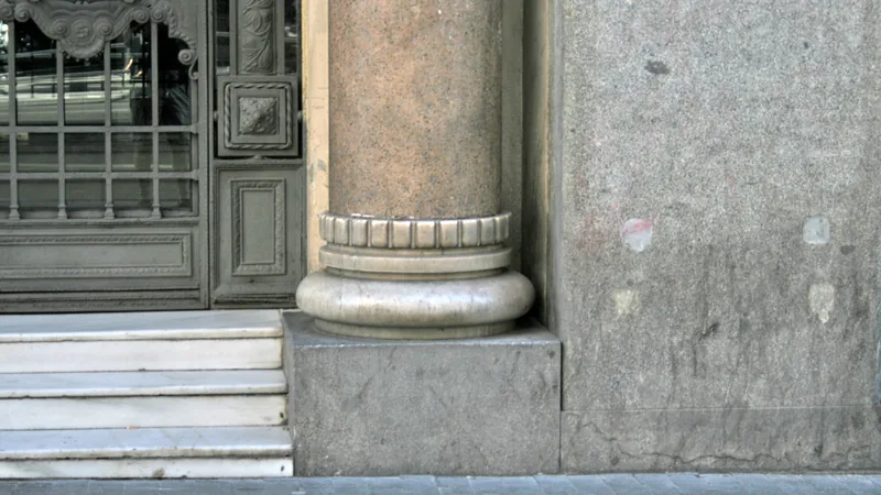 Inmueble residencial de Madrid antes de una compraventa.