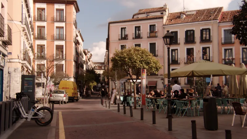 Terraza de un establecimiento en una calle urbana.